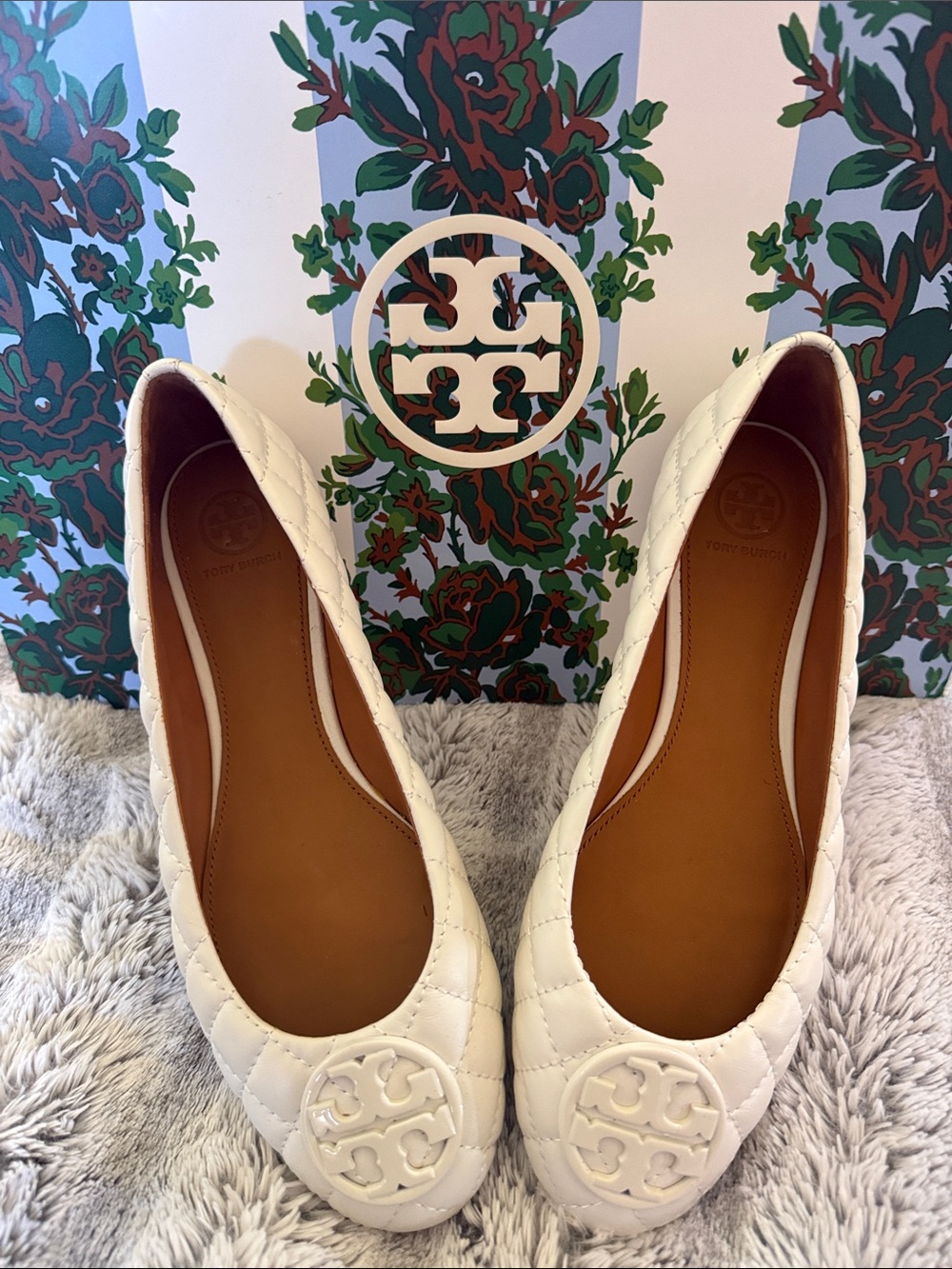 Tory Burch Cream Quilted Leather Ballet Flats w/Logo Medallion-Never been worn!